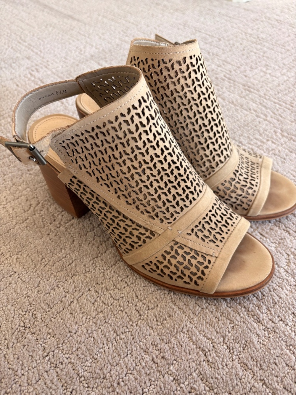 Vince Camuto size 8 1/2 Women's Heeled Sandal Ankle Heeled Boots Color Tan